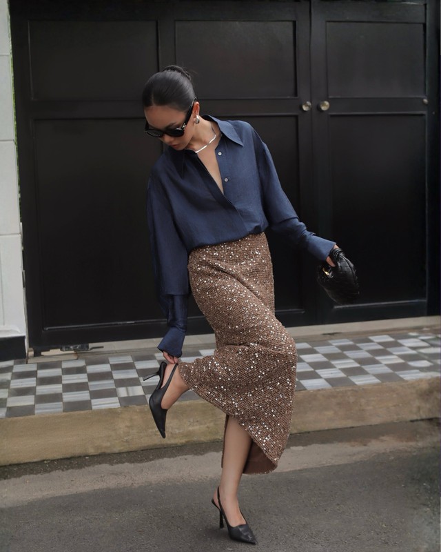 Cách diện áo sơ mi trơn, sơ mi họa tiết đặc sắc hơn thường ngày- Ảnh 2.