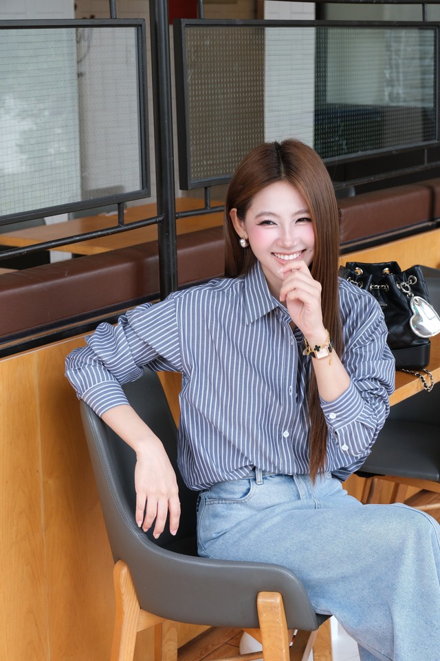 Cách diện áo sơ mi trơn, sơ mi họa tiết đặc sắc hơn thường ngày- Ảnh 4.