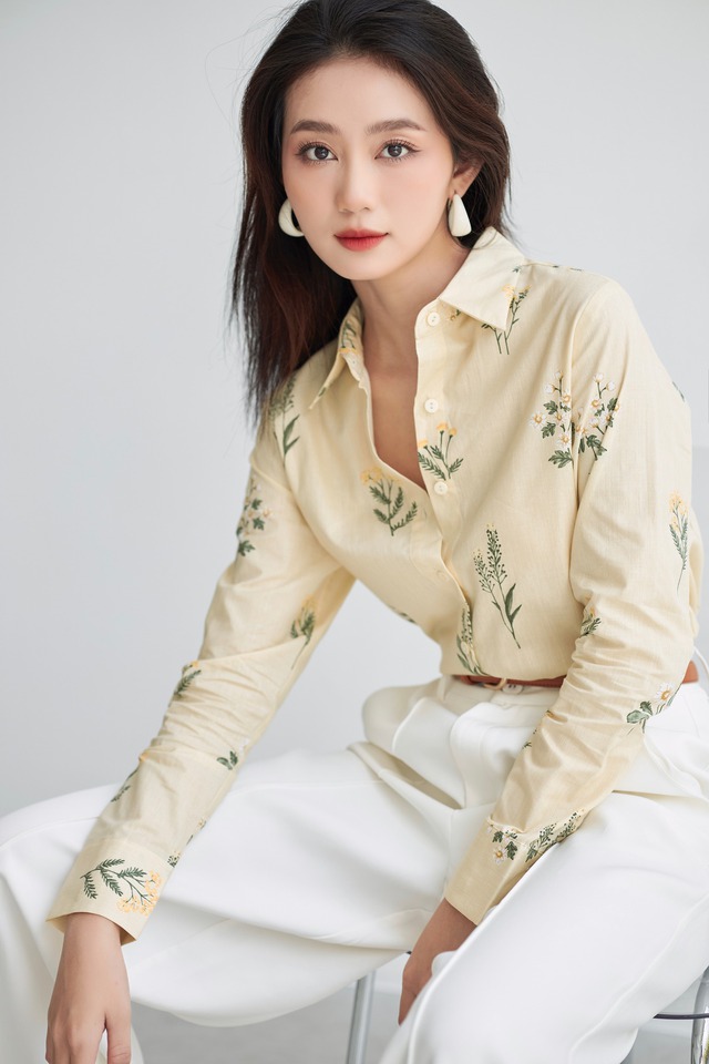 Cách diện áo sơ mi trơn, sơ mi họa tiết đặc sắc hơn thường ngày- Ảnh 1.