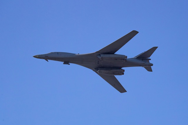 Mỹ đưa B-1B áp sát, Venezuela tố CIA dựng kịch tấn công tàu khu trục - Ảnh 1.
