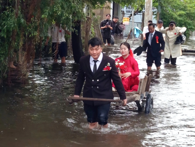 Đám cưới xúc động của cô dâu chú rể vượt lũ giữa Đà Nẵng đầy tình người - Ảnh 1. Đám cưới xúc động của cô dâu chú rể vượt lũ giữa Đà Nẵng đầy tình người - Ảnh 1.