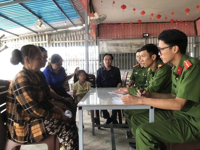 An Giang: Bạo hành trẻ em gây phẫn nộ , phụ nữ bị điều tra - Ảnh 1.