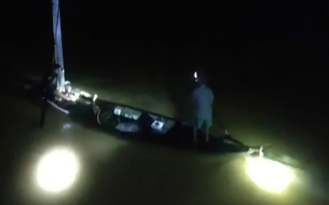 Người đàn ông ôm cột điện giữa dòng lũ chảy xiết, được cứu sống như phim - Ảnh 1. Người đàn ông ôm cột điện giữa dòng lũ chảy xiết, được cứu sống như phim - Ảnh 1.