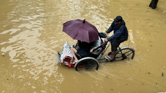 Ngập lụt tại TP . Huế: Người dân gồng mình chống chọi với mưa lũ kéo dài - Ảnh 7. Ngập lụt tại TP . Huế: Người dân gồng mình chống chọi với mưa lũ kéo dài - Ảnh 7.