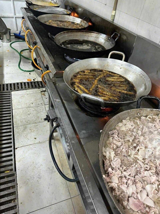 Thịt cá bốc mùi, chảo dầu 'đen kịt' trong bếp ăn trường học - Ảnh 1.