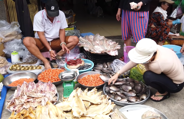 Đời chợ ở TP.HCM: Mùi cá và ký ức 21 năm ở chợ Rạch Ông- Ảnh 3.