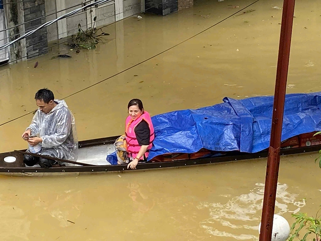 Những th&ugrave;ng m&igrave; g&oacute;i, sữa đ&atilde; đến tận tay người d&acirc;n v&agrave; bệnh nh&acirc;n ở Huế- Ảnh 1.