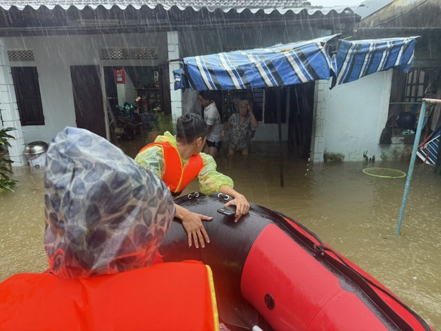 Huế lũ lịch sử và những hành động thiện nguyện cứu hộ kịp thời giúp dân- Ảnh 3. Huế lũ lịch sử và những hành động thiện nguyện cứu hộ kịp thời giúp dân- Ảnh 3.
