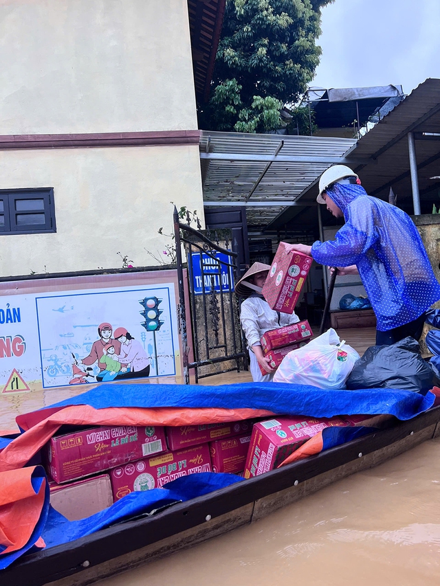 Những th&ugrave;ng m&igrave; g&oacute;i, sữa đ&atilde; đến tận tay người d&acirc;n v&agrave; bệnh nh&acirc;n ở Huế- Ảnh 2.