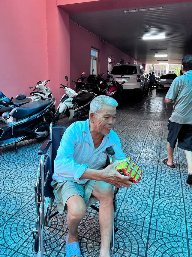 Những th&ugrave;ng m&igrave; g&oacute;i, sữa đ&atilde; đến tận tay người d&acirc;n v&agrave; bệnh nh&acirc;n ở Huế- Ảnh 3.