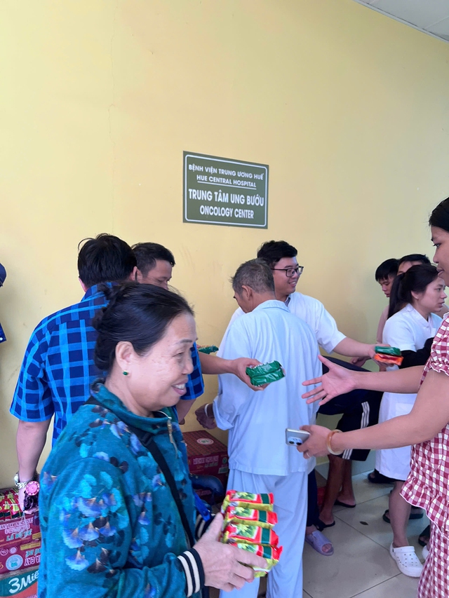 Những th&ugrave;ng m&igrave; g&oacute;i, sữa đ&atilde; đến tận tay người d&acirc;n v&agrave; bệnh nh&acirc;n ở Huế- Ảnh 4.