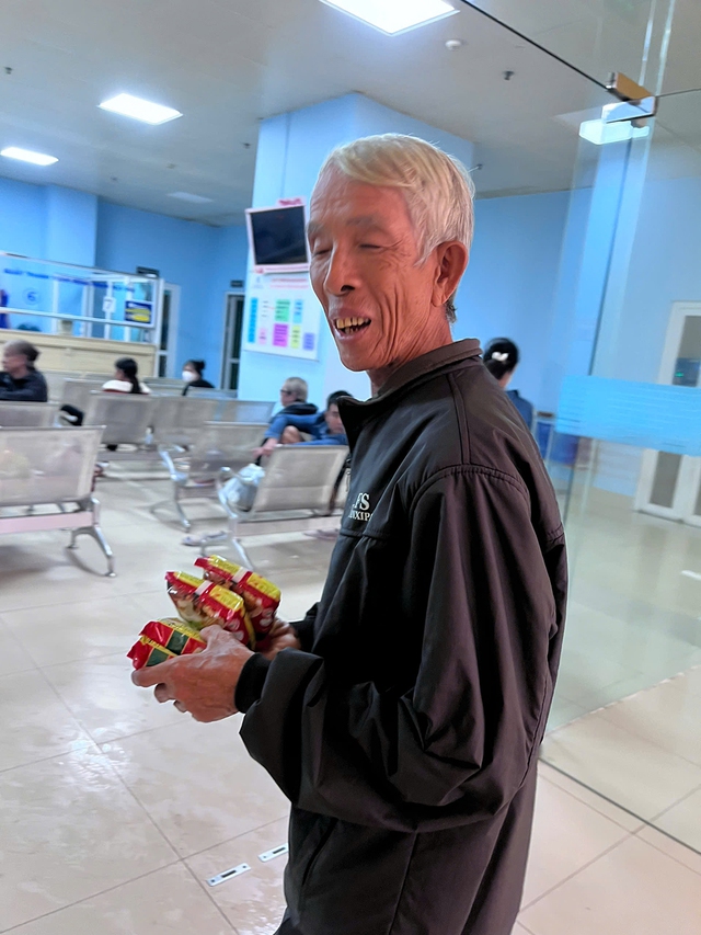 Những th&ugrave;ng m&igrave; g&oacute;i, sữa đ&atilde; đến tận tay người d&acirc;n v&agrave; bệnh nh&acirc;n ở Huế- Ảnh 5.