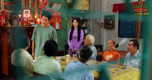 NSƯT Hữu Châu 'giật mình' vì nụ hôn của NSND Hồng Vân trong phim mới  - Ảnh 1.