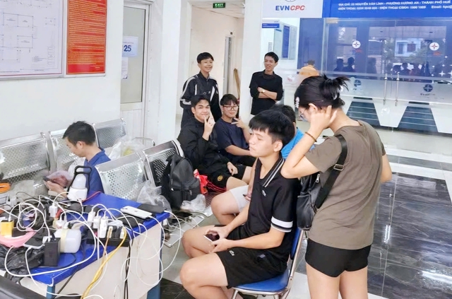 Huế lũ lịch sử và những hành động thiện nguyện cứu hộ kịp thời giúp dân- Ảnh 4. Huế lũ lịch sử và những hành động thiện nguyện cứu hộ kịp thời giúp dân- Ảnh 4.