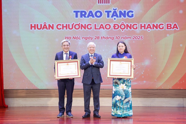 Xây dựng phong trào thi đua đồng hành cùng học sinh biên cương- Ảnh 2. Xây dựng phong trào thi đua đồng hành cùng học sinh biên cương- Ảnh 2.