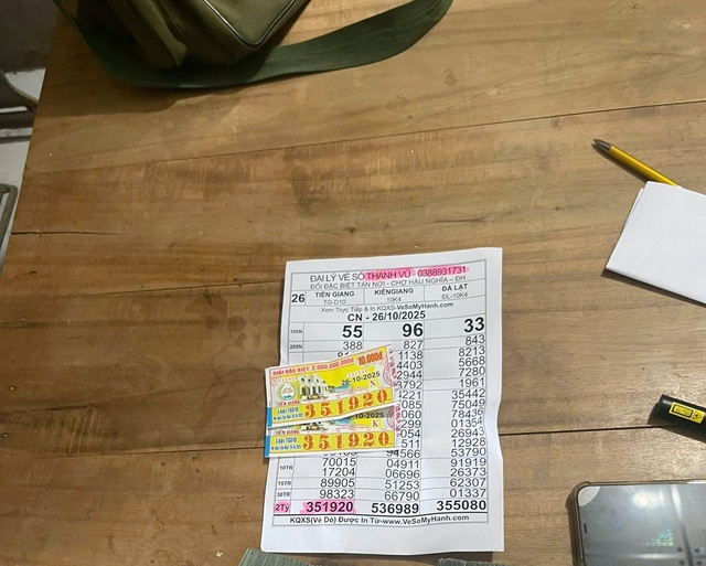 Khách trúng độc đắc 16 tờ xổ số miền Nam, đại lý đổi thưởng hàng chục tỉ - Ảnh 2.