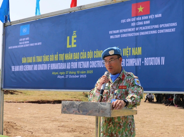 Người dân châu Phi nhảy múa trên cây cầu được chiến sĩ 'mũ nồi xanh' sửa chữa- Ảnh 8. Người dân châu Phi nhảy múa trên cây cầu được chiến sĩ 'mũ nồi xanh' sửa chữa- Ảnh 8.
