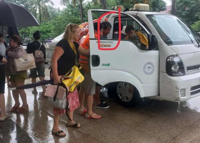 X&uacute;c động tiếng gọi "Chị ơi đừng ngủ nghe!&rdquo; của anh c&ocirc;ng an trong lũ lịch sử- Ảnh 3.