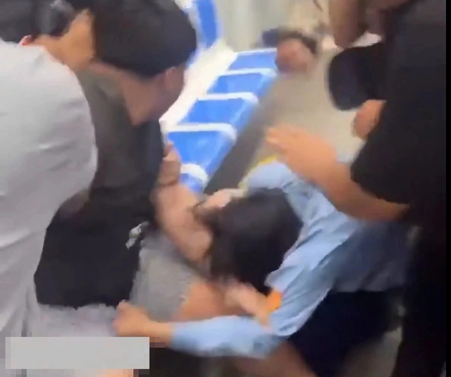 Khởi tố vụ 2 người hành hung bảo vệ tàu metro ở TP.HCM- Ảnh 1. Khởi tố vụ 2 người hành hung bảo vệ tàu metro ở TP.HCM- Ảnh 1.