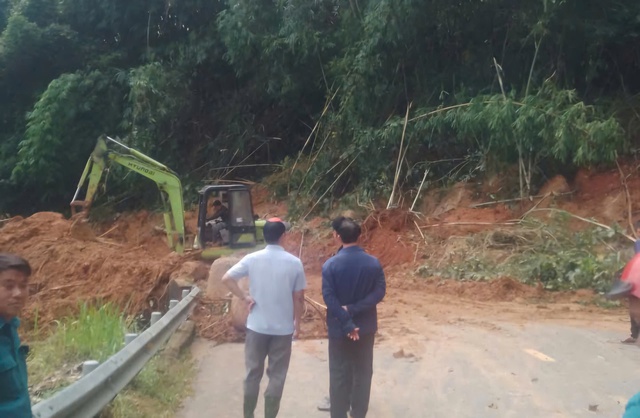 Đèo Gia Bắc sạt lở nhiều điểm, QL28 tê liệt hoàn toàn- Ảnh 1.
