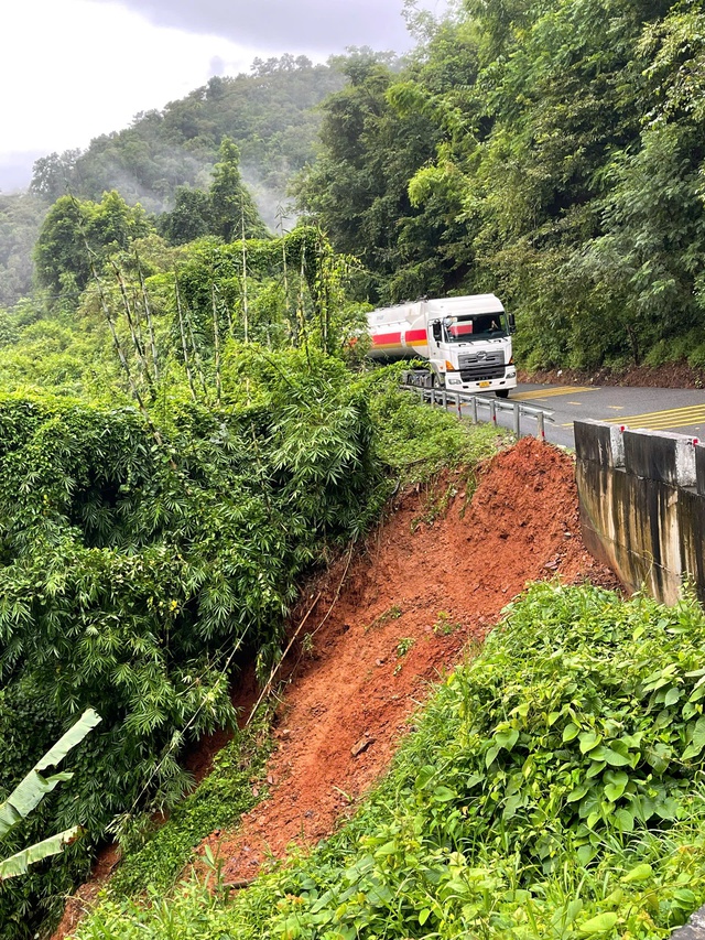 Đèo Gia Bắc sạt lở nhiều điểm, QL28 tê liệt hoàn toàn- Ảnh 2.