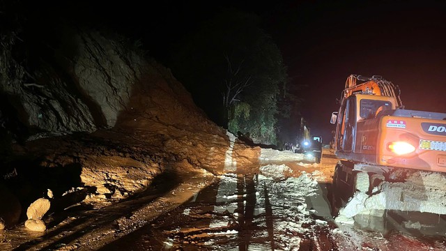 Đèo Gia Bắc sạt lở nhiều điểm, QL28 tê liệt hoàn toàn- Ảnh 3.