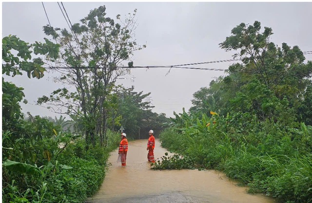 EVNCPC ứng trực 24/24, nỗ lực khôi phục điện tại miền Trung sau mưa lũ - Ảnh 1.