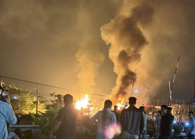 Xe bồn phát nổ rồi bốc cháy ngùn ngụt ở Hưng Yên- Ảnh 1. Xe bồn phát nổ rồi bốc cháy ngùn ngụt ở Hưng Yên- Ảnh 1.