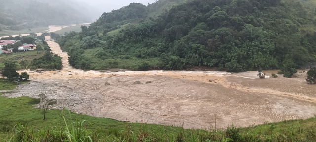Quảng Ngãi: Nổ lớn trong đêm gây sạt lở 3 km, 5 thôn bị cô lập - Ảnh 1.