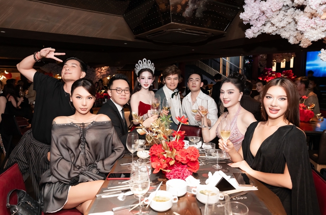 Lâm Khánh Chi đọ dáng cùng 'búp bê châu Á' - Ảnh 8.