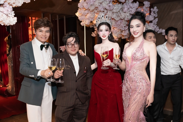 Lâm Khánh Chi đọ dáng cùng 'búp bê châu Á' - Ảnh 7.