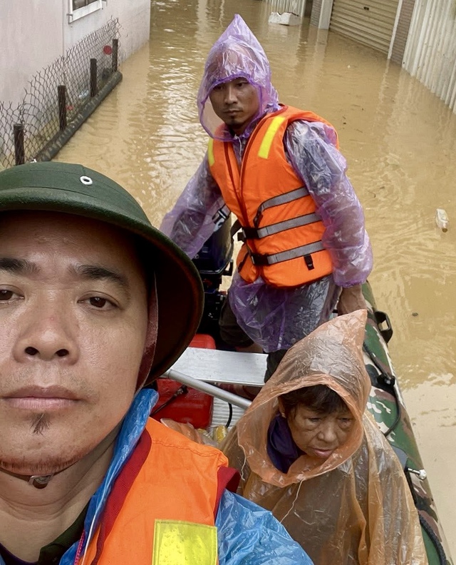 Người Thái Nguyên vượt đường xa cứu trợ Huế giữa lũ dữ đầy tình nghĩa - Ảnh 4. Người Thái Nguyên vượt đường xa cứu trợ Huế giữa lũ dữ đầy tình nghĩa - Ảnh 4.