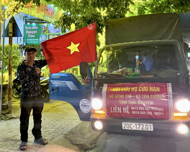 Người Thái Nguyên vượt đường xa cứu trợ Huế giữa lũ dữ đầy tình nghĩa - Ảnh 3. Người Thái Nguyên vượt đường xa cứu trợ Huế giữa lũ dữ đầy tình nghĩa - Ảnh 3.
