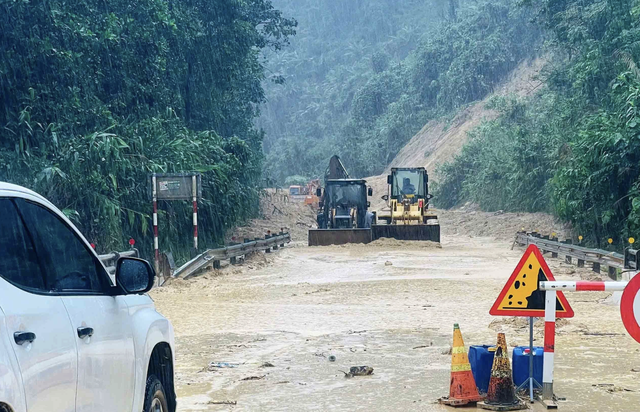 5 nguyên tắc vàng khi sử dụng ô tô mùa mưa bão, tài xế cần biết- Ảnh 2. 5 nguyên tắc vàng khi sử dụng ô tô mùa mưa bão, tài xế cần biết- Ảnh 2.