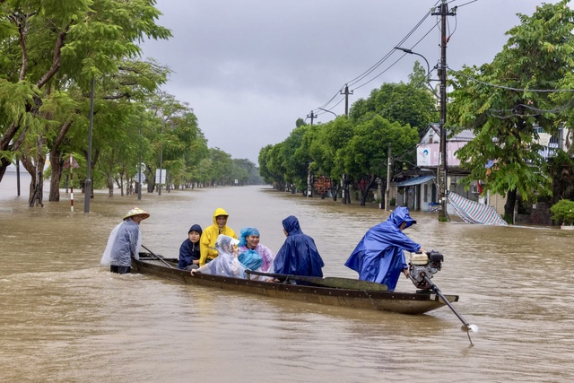 Rời đi hay ở lại sau lũ? - Ảnh 1.