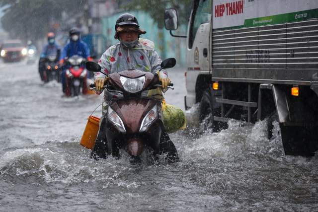 Dự báo thời tiết TP.HCM: Mưa giông liên tục 10 ngày, cần lưu ý gì? - Ảnh 1.