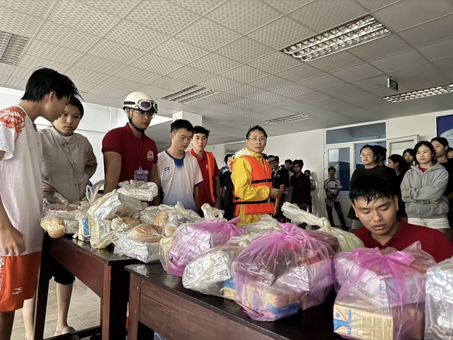 Huế lũ lịch sử và những hành động thiện nguyện cứu hộ kịp thời giúp dân- Ảnh 2. Huế lũ lịch sử và những hành động thiện nguyện cứu hộ kịp thời giúp dân- Ảnh 2.