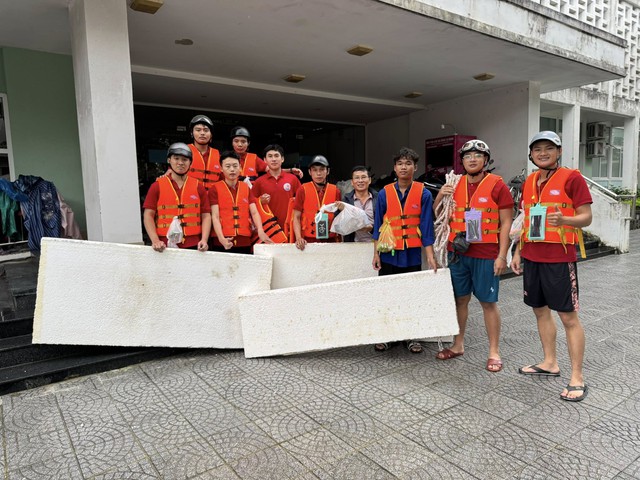 Huế lũ lịch sử và những hành động thiện nguyện cứu hộ kịp thời giúp dân- Ảnh 1. Huế lũ lịch sử và những hành động thiện nguyện cứu hộ kịp thời giúp dân- Ảnh 1.