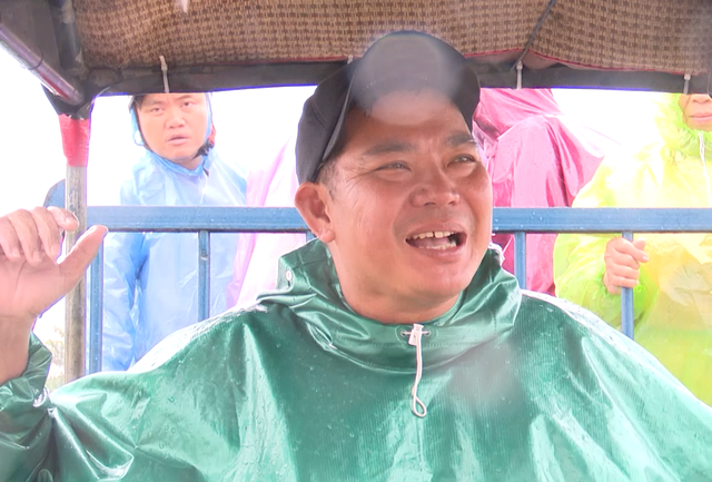 Chiếc máy cày thường ngày thành 'xe cứu hộ' nghĩa tình giữa vùng lũ Quảng Trị- Ảnh 7. Chiếc máy cày thường ngày thành 'xe cứu hộ' nghĩa tình giữa vùng lũ Quảng Trị- Ảnh 7.