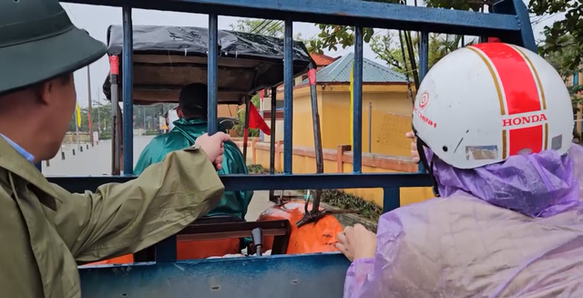 Chiếc máy cày thường ngày thành 'xe cứu hộ' nghĩa tình giữa vùng lũ Quảng Trị- Ảnh 5. Chiếc máy cày thường ngày thành 'xe cứu hộ' nghĩa tình giữa vùng lũ Quảng Trị- Ảnh 5.