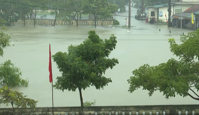 Chiếc máy cày thường ngày thành 'xe cứu hộ' nghĩa tình giữa vùng lũ Quảng Trị- Ảnh 3. Chiếc máy cày thường ngày thành 'xe cứu hộ' nghĩa tình giữa vùng lũ Quảng Trị- Ảnh 3.