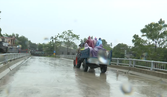 Chiếc máy cày thường ngày thành 'xe cứu hộ' nghĩa tình giữa vùng lũ Quảng Trị- Ảnh 6. Chiếc máy cày thường ngày thành 'xe cứu hộ' nghĩa tình giữa vùng lũ Quảng Trị- Ảnh 6.