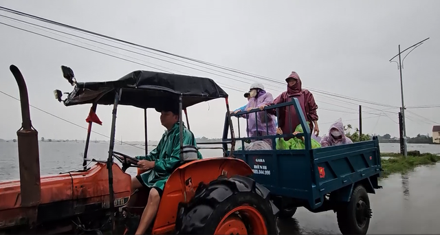 Chiếc máy cày thường ngày thành 'xe cứu hộ' nghĩa tình giữa vùng lũ Quảng Trị- Ảnh 2. Chiếc máy cày thường ngày thành 'xe cứu hộ' nghĩa tình giữa vùng lũ Quảng Trị- Ảnh 2.