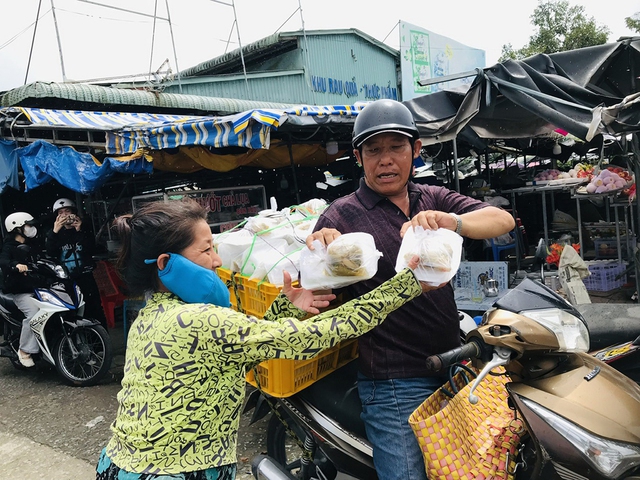 Miệt mài giao cơm chay từ thiện- Ảnh 1. Miệt mài giao cơm chay từ thiện- Ảnh 1.