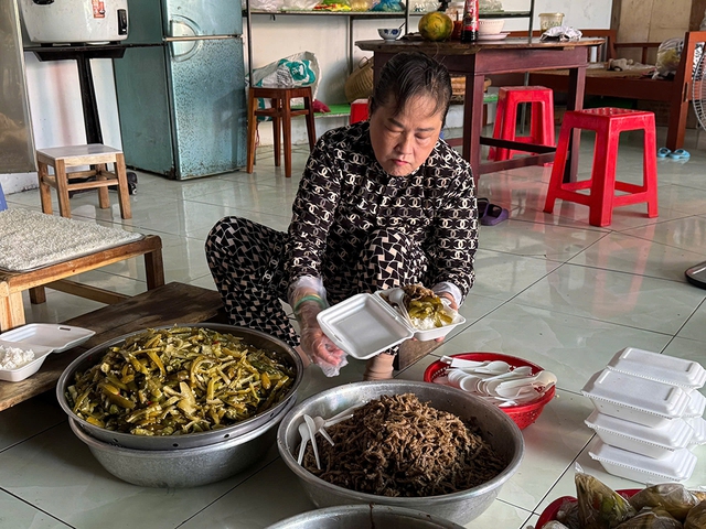 Miệt mài giao cơm chay từ thiện- Ảnh 2. Miệt mài giao cơm chay từ thiện- Ảnh 2.