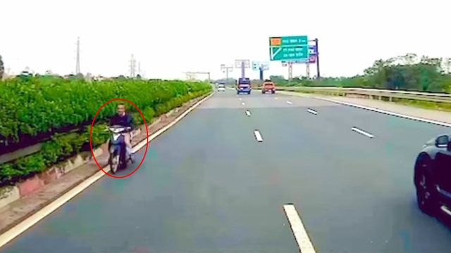 Kinh hoàng người đàn ông đầu trần phóng xe máy ngược chiều trên cao tốc - Ảnh 1.