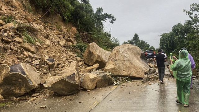 Quảng Ngãi: Hơn 120 tuyến đường bị sạt lở ở vị trí nào?- Ảnh 4. Quảng Ngãi: Hơn 120 tuyến đường bị sạt lở ở vị trí nào?- Ảnh 4.