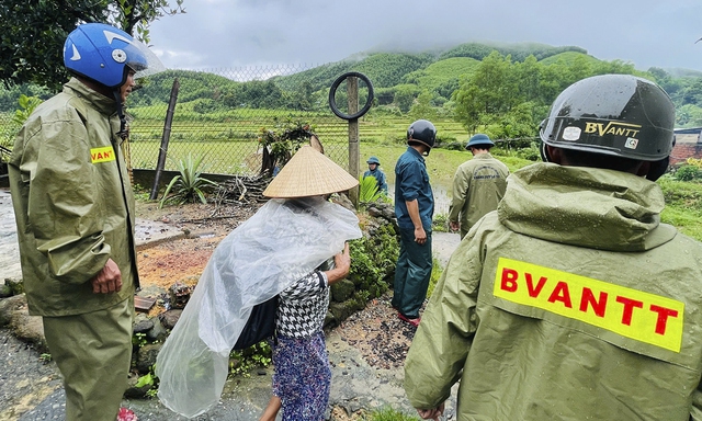 Bếp dã chiến giữa vùng sạt lở: Những bữa cơm ấm lòng người dân Đèo Lâm- Ảnh 1. Bếp dã chiến giữa vùng sạt lở: Những bữa cơm ấm lòng người dân Đèo Lâm- Ảnh 1.