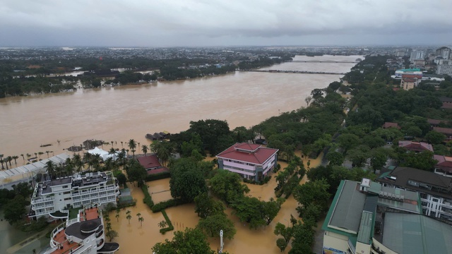 Ngập lụt tại TP . Huế: Người dân gồng mình chống chọi với mưa lũ kéo dài - Ảnh 1. Ngập lụt tại TP . Huế: Người dân gồng mình chống chọi với mưa lũ kéo dài - Ảnh 1.