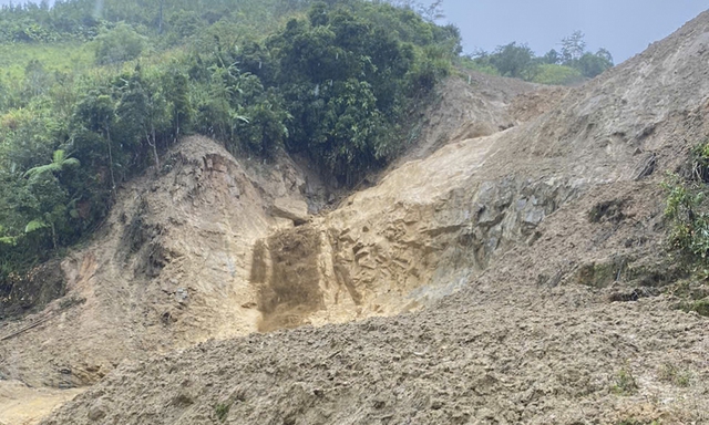 Quảng Ngãi: Nổ lớn trong đêm gây sạt lở 3 km, 5 thôn bị cô lập - Ảnh 2.